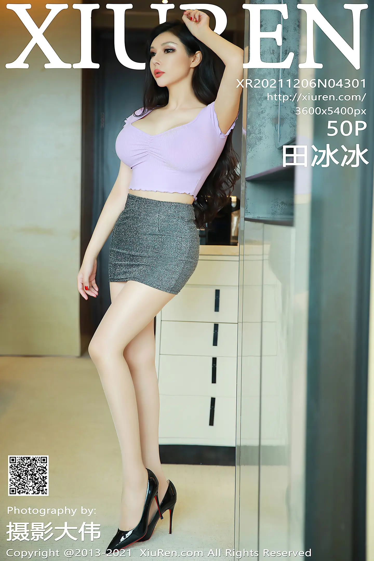[XiuRen秀人网]VOL.4301 模特田冰冰私房粉色真空服饰配灰色超短裙露肉丝裤袜诱惑写真50P-秀人网官方网站